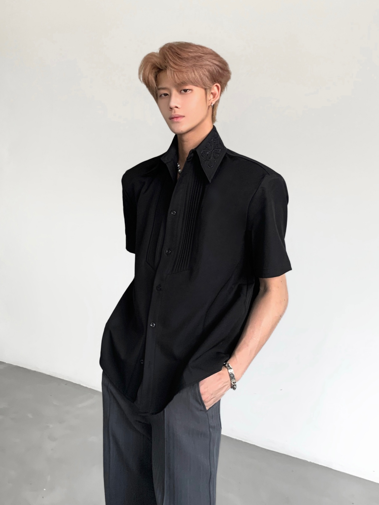 Urban Street Fashion Photography - Kemeja Pria Lengan Pendek Bordir Tebal