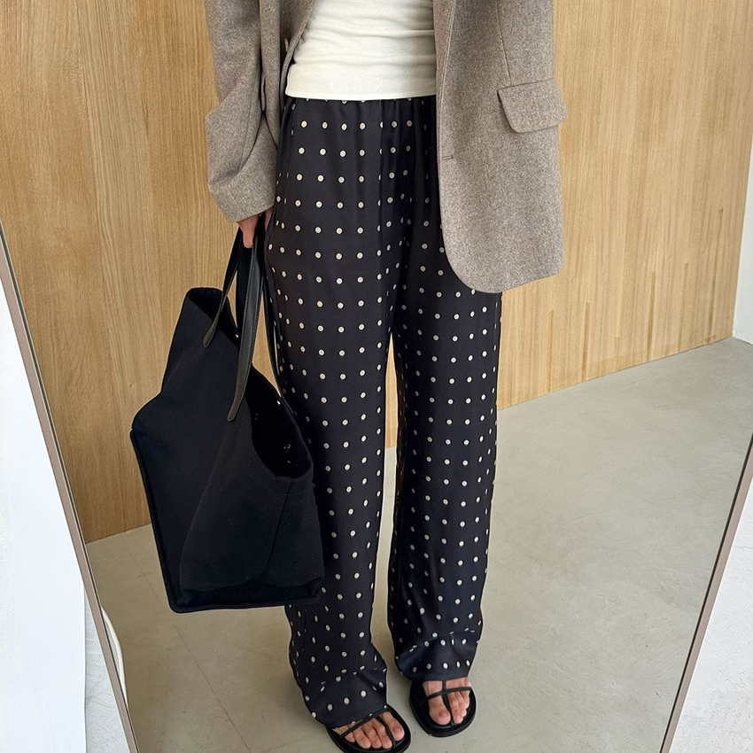 Street Fashion Fall 2025 - Celana Panjang Hitam Kasual Motif Polkadot