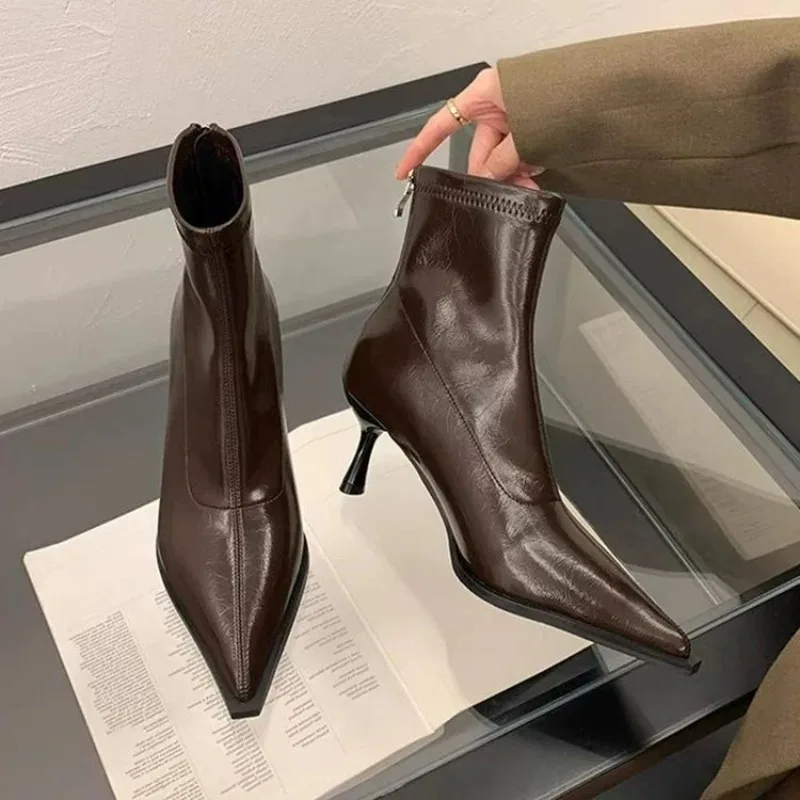 Street Fashion Rome 2025 - Sepatu Boots Wanita Model Ramping Ujung